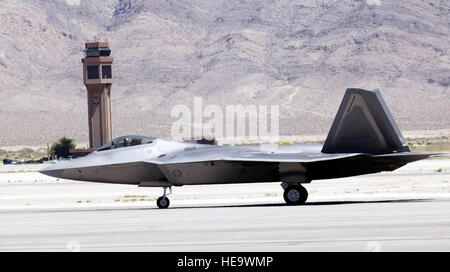 Ein F/A-22 Raptor fährt auf der Fluglinie auf der Nellis Air Force Base, Nevada, als das vierte Flugzeug geliefert wurde, mit Plänen für 17 Stealth-Kämpfer der nächsten Generation. Stockfoto