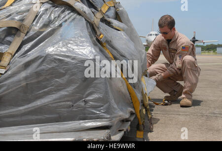 United States Air Force Airman First Class Caleb Hefti Loadmaster aus der 36. Airlift Squadron aus Yokota Air Base passt die Gurte am Donage nach der Landung in c-130 Hercules am Flughafen UTAPAO Thailand am 16. Mai. A1c Hefti zusammen mit anderen Flieger von Yokota Air Base in Kuwait früher an diesem Morgen aus Yokota bereitgestellt.  Senior Airman Brian Kimball) Stockfoto