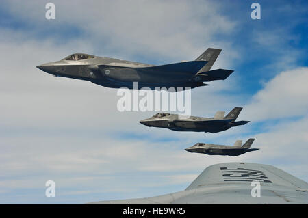 F-35A Lightning IIs, führen eine Antenne Betankung Mission mit einem KC-135 Stratotanker 13. Mai 2013, vor der Küste des nordwestlichen Florida. 33. Kämpfer-Flügel an Eglin Air Force Base, Florida, ist eine gemeinsame Absolvent fliegen und Wartung Training Flügel, die Luftwaffe, Marine, Marine und internationaler Partner Betreiber und Betreuer des f-35 Lightning II trainiert. Die F-35As sind die 58th Fighter Squadron, 33rd FW zugeordnet. Die KC-135 ist aus 336th Air Refueling Squadron von März ARB, Kalifornien zugewiesen  Master Sergeant Donald R. Allen) Stockfoto