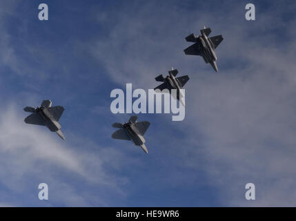 F-22 Raptor aus dem 94. Fighter Squadron, gemeinsame Basis Langley-Eustis, Virginia, und F-35A Lightning IIs von der 58. Jagdstaffel, Eglin Air Force Base, Florida, fliegen in Formation nach Abschluss einer Integration Trainingsmission über die Eglin Trainingsbereich, Florida, 5. November 2014.  Die f-35 s und f-22 s flog offensive gegen defensive gegen Luft und Verbot Missionen, Maximierung Effekte durch den Einsatz von Funktionen der fünften Generation zusammen. Master Sergeant Shane A. Cuomo) Stockfoto