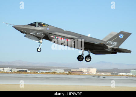 Eine f-35 Joint Strike Fighter, AA-1 markiert landet Okt. 23 in Edwards Air Force Base, Kalifornien Das f-35 integrierten Test Force Personal abgeschlossen einen Luft-Start-Test. Senior Airman Julius Delos Reyes) Stockfoto