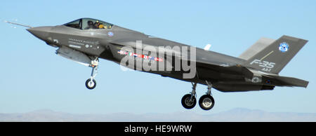 Eine f-35 Joint Strike Fighter, AA-1 markiert landet Okt. 23 in Edwards Air Force Base, Kalifornien Das f-35 integrierten Test Force Personal abgeschlossen einen Luft-Start-Test. Senior Airman Julius Delos Reyes) Stockfoto