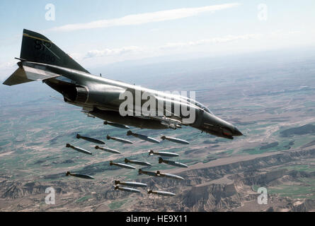 Eine Luft/Luft-Seitenansicht rechts von einem 81st Tactical Fighter Squadron F-4E Phantom II Flugzeug loslassen 18 Mark-82-500-Pfund-Bomben über den Bardenas Reales Gunnery Range.  Staff Sgt David Nolan) Stockfoto