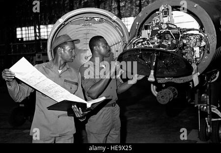 Inspizieren Sie Staff Sergeant Henry J. Turner und Sergeant Herbert D. Alston, 51. Equipment Maintenance Squadron, die Radar-Paket des Flugzeuges F-4E Phantom II, 41. Taktischer Kämpfer-Flügel zugeordnet. Stockfoto