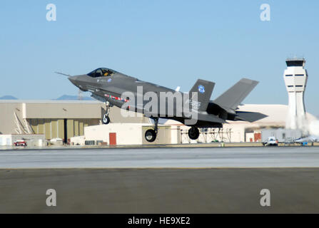 Eine f-35 Joint Strike Fighter, AA-1 markiert landet Okt. 23 in Edwards Air Force Base, Kalifornien Das f-35 integrierten Test Force Personal abgeschlossen einen Luft-Start-Test. Senior Airman Julius Delos Reyes) Stockfoto