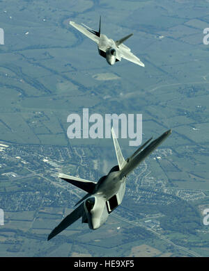 IN den Vereinigten Staaten--Lieutenant Colonel James Hecker (vorne) und Oberstleutnant Evan Dertein richten Sie ihr Flugzeug F/A-22 Raptor hinter einer KC-10 Extender, während auf dem Weg zum Hill Air Force Base in Utah zu tanken. Oberst Hecker befiehlt die erste operativen Raptor Staffel--der 27. Jagdstaffel Langley Air Force Base, VA. Das Gerät ging an Hill für Betrieb bekämpfen Hammer das Geschwader erster Einsatz, Okt. 15. Die Bereitstellung hat ein zweifaches Ziel: Schließen Sie eine Bereitstellung und erzeugen eine Kampf-wirksame Sortie Rate von zu Hause weg.  TSgt Ben Bloker) Stockfoto