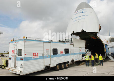 Ein Federal Aviation Administration mobile Air Traffic Kontrollturm wird auf russische Antonov An-124-100 weittragende schwere Transportflugzeuge in Homestead Air Reserve Base, Florida, 21. Januar 2010 geladen.  Die mobile Air Traffic Kontrollturm wird die Effizienz der Piloten, die Bereitstellung von Hilfe für die Erdbebenopfer in Haiti.  (DoD von techn. Sgt Andy Bellamy, US Air Force Stockfoto