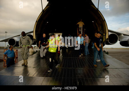 US-Flieger, Federal Aviation Administration Personal und Besatzungsmitgliedern aus einer russischen Antonow-124 Hilfe Belastung ein mobiler Kontrollturm und Ausrüstung auf eine russische Antonov-124 Flugzeugen bei Homestead Air Reserve Base, Florida, 21. Januar 2010. Die FAA macht mobil mobiler Kontrollturm nach Haiti zur Unterstützung der Hilfsaktionen nach der 7,0-Erdbeben, das das Land 12. Januar 2010 geschlagen. Es ist das erste Mal ein FAA mobiler Kontrollturm wurde in ein Flugzeug verladen und Übersee genommen.  Techn. Sgt. Adrian Cadiz Stockfoto