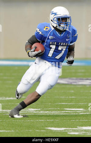 US Air Force Academy Cadet Asher Clark läuft der Ball das Feld während eines Fußballspiels zwischen der Akademie und der Colorado State University in Colorado Springs, Colorado, 9. Oktober 2010.  Die Akademie schlagen Colorado State 49-27.  J. Rachel Spencer, US Airforce Stockfoto