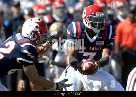 Junior Quarterback Tim Jefferson übergibt den Ball an senior Runningback Jared Tew als Luftwaffe Marine 14-6 Falcon Stadium der US Air Force Academy in Colorado Springs, Colorado, 2. Oktober 2010 besiegte.  (Luftwaffe Foto/Mike Kaplan) Stockfoto