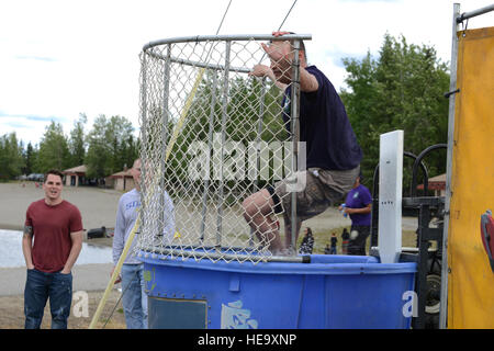 US Air Force Lieutenant Colonel Edward Hogan, der ausgehende 354. Logistik Bereitschaft Squadron (LRS) Kommandant, versucht zu vermeiden, immer während der 354. Mission Support Group (MSG) Summer Bash 5. Juni 2015, in der Chena Lake Recreation Area in Nordpol, Alaska in das Wasser getaucht. Flieger und ihre Familien erhielt die Chance, jedes Staffelkapitän und Chief dunk.  Senior Airman Ashley Nicole Taylor Stockfoto