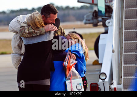 Familienmitglieder willkommen eines mehr als 100 US-Flieger mit der 9. Aircraft Maintenance Unit in Hurlburt Field, Florida, 9. März 2014.  Senior Airman Michelle Patten Stockfoto