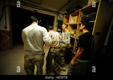 U.S. Navy Lt. David Berlin, Arzthelferin für provinzielle Rekonstruktion Team Farah (zweiter von rechts) und Mediziner aus dem 67. vorwärts chirurgischen Team unterstützen eine improvisierte Sprengkörper Opfer ein Transportfahrzeug auf die Bataillon-Hilfe-Station auf vorwärts Operating Base Farah, Provinz Farah, Afghanistan am 1. Juli. 67. FST ist eine Airborne Rolle 2 Feld chirurgische Einrichtung zur Provinz Farah, die Pflege für Trauma-Patienten, die auf dem Spiel des Lebens, des Körpers oder Sehvermögen zu verlieren, bis sie stabil genug, um auf den nächsten Rängen Pflege übertragbar sind.  Staff Sergeant Jonathan Lovelady) Stockfoto