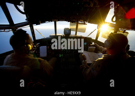 (Links) 746th Expeditionary Airlift Squadron c-130 Hercules-Piloten fliegen Capt Trent Gilmore und Lt. Col Donald Langiewicz, eine Luft-Transport-Mission zur Unterstützung kombiniert Joint Task Force Horn von Afrika. Die c-130-Besatzung Treibstoff und andere Versorgungsgüter an Camp Lemonier in Dschibuti, Afrika geliefert. Langiewicz und Kapitän Gilmore sind aus 914th Airlift Wing, Niagara Falls, NY bereitgestellt. Stockfoto