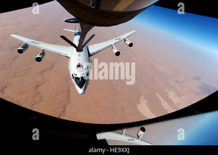 Eine e-3 Sentry, auch bekannt als Luft Warn- und Kontrollsystem oder AWACS, von den 963rd Expeditionary Luft Air Control Squadron Manöver in Position, um von einer KC-135 Stratotanker aus der 340. Expeditionary Air Refueling Squadron über Afghanistan zur Unterstützung der Operation Enduring Freedom, 21. Mai 2011 betankt werden. AWACS bietet Situationsbewusstsein freundlich, neutral und feindlichen Tätigkeit, Befehl und Kontrolle über eine Fläche von Verantwortung, Gefechtsführung des Theaters Kräfte, All-Höhe und Allwetter-Überwachung der Schlacht Raum und verlängerte Warnung der gegnerische Aktionen bei gemeinsamen Stockfoto