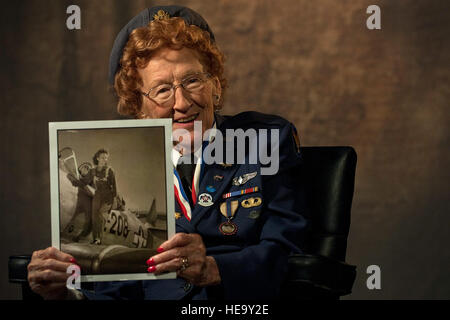 Betty Wand Strohfus, ein WWII Frauen Airforce Service Pilot, hält ein Bild von sich selbst, wenn sie eine Wespe Pilot, Sept. war 27,2012 am Nellis Air Force Base, Nevada Strohfus war von 1943-44, in Las Vegas Army Air Field stationiert und war eine von 1.074 Frauen wurde zertifiziert Wespe Piloten während des zweiten Weltkriegs. Las Vegas Army Air Field wurde später neu ausgewiesenen als Nellis AFB. Die Pilotinnen der Wespe freigewordene männliche Piloten für Kampf gegen Dienste und Abgaben während der WWII-Ära.  Staff Sergeant Christopher Hubenthal) Stockfoto