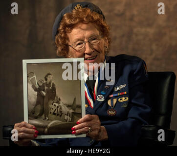 Betty Wand Strohfus, ein WWII Frauen Airforce Service Pilot, hält ein Bild von sich selbst, wenn sie eine Wespe Pilot, Sept. war 27,2012 am Nellis Air Force Base, Nevada Strohfus war von 1943-44, in Las Vegas Army Air Field stationiert und war eine von 1.074 Frauen wurde zertifiziert Wespe Piloten während des zweiten Weltkriegs. Las Vegas Army Air Field wurde später neu ausgewiesenen als Nellis AFB. Die Pilotinnen der Wespe freigewordene männliche Piloten für Kampf gegen Dienste und Abgaben während der WWII-Ära.  Staff Sergeant Christopher Hubenthal) Stockfoto