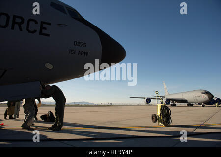 US Air Force Captain Jacob Johnson (Mitte), 191. Air Refueling Squadron Pilot untersucht das Lärm-Fahrwerk von einem KC-135 Stratotanker als Bestandteil seiner Vorflugkontrollen, Air National Guard Base in Salt Lake City, Utah, 19. März 2014.  Vor jedem Flug ist der Flugkapitän komplette spazieren des Flugzeugs um Unstimmigkeiten zu mildern, die Mission Abschluss verhindern würden.  Staff Sgt Julianne M. Showalter Stockfoto