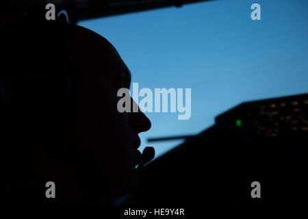 US Air Force Captain Jacob Johnson, 191. Air Refueling Squadron Pilot, befasst sich mit der Start-und Landebahn vor der Landung während einer Training Mission Hill Air Force Base in Utah, 19. März 2014. Diese Trainingsflug umfasst Betankung von drei f-16 Fighting Falcons aus den 419th Fighter Squadron auf der Hill Air Force Base in Utah stationiert.  Staff Sgt Julianne M. Showalter Stockfoto