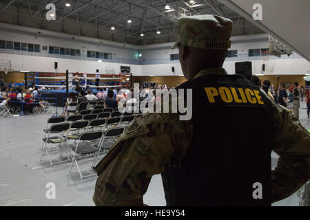 Eine Armee Reservesoldat des 200. Militärpolizei-Befehls steht Uhr während einer professionellen Boxturnier in Camp Zama, Japan, 2. Juli 2016 durchgeführt. Das Turnier war einer der vielen Veranstaltungen, die ihren in einer Jahresfeier Independence Day, die mehr als 7.000 amerikanischen und japanischen Bürger in Camp Zama Höhepunkt zu Amerikas 240. Geburtstag ehren angezogen. Aufgrund der großen Menschenmengen und mehreren Handelsplätzen, die Militärpolizei und Rettungsdienste wandte sich Mitarbeiter stationiert in Camp Zama Pendants Army Reserve bieten zusätzliche Sicherheit während der öffentlichen extravag Stockfoto