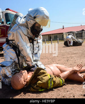 US Air Force Senior Airman Collin Lorash, 612th Air Base Squadron Feuerwehrmann bietet ärztliche Hilfe eine Puppe während eines gefährlichen Material Trainings auf Soto Cano Air Base, Honduras, 10. Februar 2015. Die Übung fand statt, um sicherzustellen, dass Mitglieder, die 612th ABS Feuerwehr zugewiesen das Department of Defense Anforderung erfüllen, dass alle Feuerwehren der Luftwaffe auf den technischen Stand von Hazmat zertifiziert sind. Techn. Sgt. Heather Redman) Stockfoto