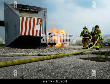 US Air Force Piloten zum 31. Bauingenieur-Geschwader zugewiesen beteiligen sich an einer Feuer-Übung, 29. Mai 2015, bei Aviano Air Base, Italien. Fire Emergency Services Flug bietet Feuer, Rettungs- und Notfalldienste präklinischer Team Aviano.  Senior Airman Areca T. Wilson Stockfoto