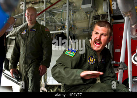 Tech Sergeant Chris Linquest, lädt 731st Airlift Squadron Loadmaster mit 302. Airlift Wing bei Peterson AFB Retardant in um die modularen Luft Brandbekämpfung System ausgestattet-c-130 Hercules-Flugzeuge zur Unterstützung der Waldo Canyon Lauffeuer in Colorado Springs, CO am 27. Juni 2012.  Vier MAFFS ausgestatteten Flugzeugen aus dem 302. und 153. Luftbrücke Flügel flog zur Unterstützung des U.S. Forest Service, wie sie Brände in Colorado kämpften.  MAFFS ist eine eigenständige Antenne Brandbekämpfung System, kann 3.000 Gallonen Wasser zu entladen oder fire Retardant in weniger als fünf Sekunden für einen Bereich ein Viertel der Stockfoto