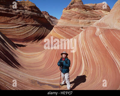 Oberst Margie Humphrey, ehemaliger Kommandant der Air Reserve Personal Center, in ein aktuelles Foto, aufgenommen während einer Reise zum Bereich "Coyote Buttes" der Paria Canyon-Vermilion Cliffs Wilderness im nördlichen Arizona. Humphrey war Hauptsitz ARPC erste weibliche Kommandant befindet sich in der ehemaligen Lowry Air Force Base, Colorado. Sie diente als der 24. ARPC Kommandant von 5. November 1997, – 15. Juni 2000. Stockfoto