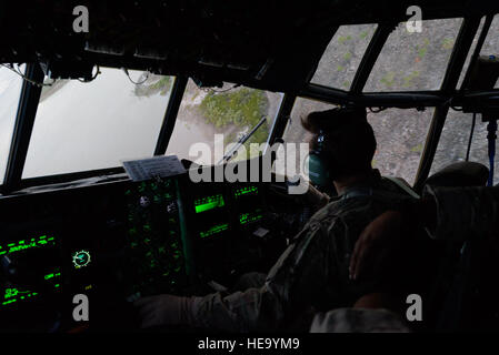 US Air Force Captain John Bowman, 1st Special Operations Squadron Pilot führt low-Level Manöver in einer MC - 130H Combat Talon II während der Übung Talisman Sabre im Northern Territory, Australien, 2. Juli 2015. Die australischen und US Militärs sind interoperabel, flexibel und bereit für eine Vielzahl von Eventualitäten.  Senior Airman Stephen G. Eigel) Stockfoto