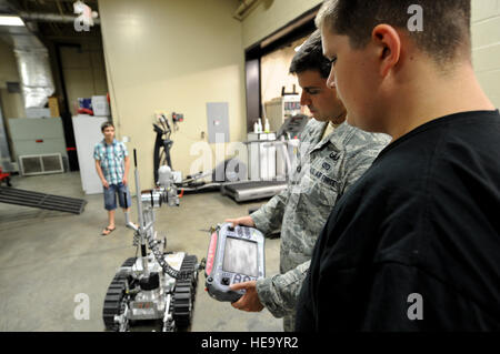 Staff Sgt Justin Beasley, 4. Civil Engineer Squadron explosive Ordnance Entsorgung Geselle, führt eine EOD Roboter Demonstration 21. Juli 2014, an Seymour Johnson Air Force Base, N.C.-Flieger der 4. CES EOD Shop eingeladen Studenten von der örtlichen Gemeinde, über die praktische Anwendung der Robotik im Militär zu lernen. Airman 1st Class Aaron J. Jenne) Stockfoto