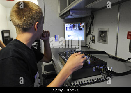 Ein Mitglied der lokalen für Inspiration und Anerkennung der Wissenschaft und der Technologie (erste) Robotik-Team steuert einen explosiver Kampfmittel Entsorgung Roboter von einer mobilen Plattform 21. Juli 2014, Seymour Johnson Air Force Base, N.C. Flieger des 4. Civil Engineer Squadron EOD Shop zeigte praktische Anwendungen der Robotik im Militär. Airman 1st Class Aaron J. Jenne) Stockfoto