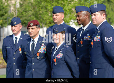 Von links, Generalmajor Steven A. Raspet, Senior Master Sgt. Ramon Colon-Lopez, Master Sgt. Byron P. Allen, Capt Allison K. Black, Master Sgt. Charlie Peterson und Staff Sgt Daniel L. Paxton, sind die ersten sechs Flieger, die Air Force Combat Action Medal erhalten geehrt für ihr Handeln im Kampf während einer Zeremonie in der Air Force Memorial in Washington, DC 12.06.2007.  Von links, Generalmajor Steven A. Raspet von New Braunfels, Texas, eine a-10 Piloten aktuell zugewiesene 559th Flying Training Squadron, Randolph Air Force Base, Texas;  Senior Master Sergeant Ramon Colon-Lopez von Bridgeport, Connecticut, mit der KI Stockfoto