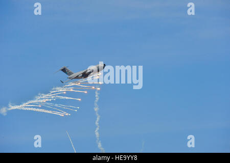 Ein Dover C-17A Globemaster III verbraucht Gegenmaßnahme Fackeln um eine simulierte Boden-Luft-Raketen oder smokey SAM, erschossen von einem tragbaren Flugzeuge Überlebensfähigkeit Trainer System während einer Trainingsmission 24. März 2016, Etablissement Bollen Live-Fire Sortiment auf Fort Indiantown Gap, PA zu besiegen Insgesamt 240 Fackeln waren für das Flugzeug während der Ausbildungsmission aufgewendet. Senior Airman William Johnson) Stockfoto