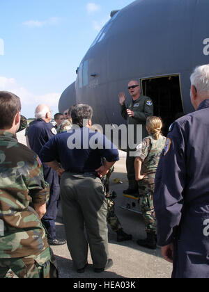 Eine Gruppe von Florida Civil Air Patrol Kadetten besucht die 920th Rescue Wing 1. Dezember. Director of Operations, Oberstleutnant Jeff Hannold, 39. Rescue Squadron hat sie während ihres Besuchs auf der HC-130P/N-Hercules-Flugzeuge erzogen.  Sie hatten die Chance, das Flugzeug Rumpf sowie zu gehen.  Sie beendeten am Vormittag mit Mittagessen in der Patrick Air Force Base Dining Facility. Stockfoto