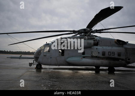 Ein US-Marinekorps CH-53 Hubschrauber sitzt auf der gefrorenen Flightline auf Hurlburt Field, Florida, 29. Januar 2014. Der gesamte Flightline war mit einem Blatt von Eis bedeckt, und alle Flugzeuge wurden mit Ketten gesichert. (US Air Force Photo / Staff Sgt. John Bainter) Stockfoto