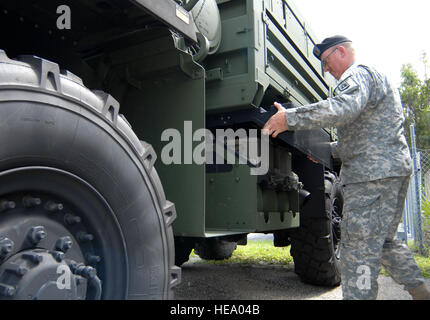 Staff Sgt Mike Neal der Florida Army National Guard Bereich Wartung Shop 15 in West Palm Beach, Florida, führt einen Pre-Wartungs-Check auf ein Licht Medium Tactical Vehicle (LMTV) in Erwartung des Recovery-Vorgänge für tropische Stürme in Süd-Florida, 3. September 2008. Die LMTVs sind in der Lage, Unterstützung bei der Suche und Rettung der Bürgerinnen und Bürger in Hochwassergebieten Hochwasser Fahrzeuge.  Techn. Sgt Thomas Kielbasa. Stockfoto