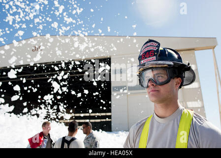 Senior Airman Allen Stoddard, 60. Bauingenieur-Geschwader, beobachtet ein kleines Meer feuerhemmenden Schaumstoff, die unbeabsichtigt in einen Flugzeughangar an Travis AFB, Kalifornien, 24. September 2013 veröffentlicht wurde. Die ungefährliche Schaumstoff ist ähnlich wie Seife, Gericht, die schließlich aufgelöst in Flüssigkeit, die durch starke Winde geholfen wurde. 60. Air Mobility Wing Feuerwehrleute halfen die Dispersion zu steuern, indem Sie mit leistungsstarken Ventilatoren und die Kanalisation abdecken. Keine Personen oder Flugzeuge wurden bei dem Vorfall verletzt. Ken Wright Stockfoto