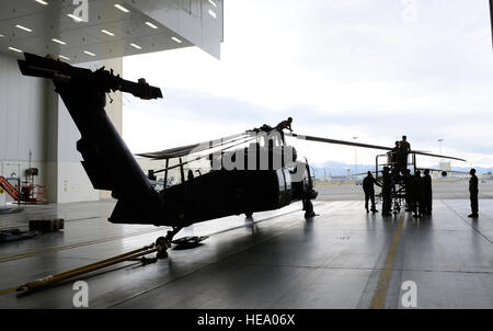 Soldaten aus dem 1. Bataillon, 52d Aviation Regiment Arbeit, ein UH-60 Black Hawk 15. Mai 2015, bei gemeinsamen Basis Elmendorf-Richardson, Alaska wieder zusammenzusetzen. 1-52 ist auch bekannt als die fliegenden Drachen. (US Army Foto/Gegenstänen Harris) Stockfoto