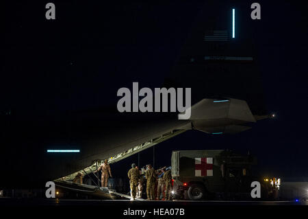 Flieger aus dem 451st Expeditionary Aeromedical Evakuierung Flug laden ein Patient auf eine US Luftwaffe C-130J Super Hercules 30. November 2012, auf eine vorgeschobene operative Basis in Afghanistan. Das Intensivpflege Air Transport Team widmet sich eine Intensivstation in einem Flugzeug während des Fluges zu betreiben, wodurch kritisch verwundete Krieger retten. Staff Sergeant Jonathan Snyder) Stockfoto