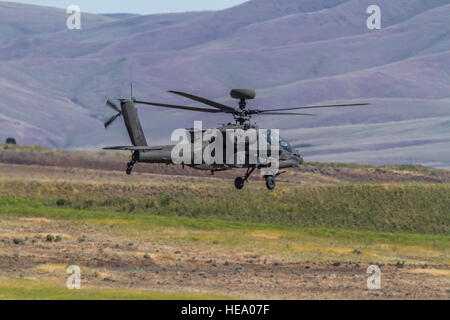 US-Armee AH-64E Apache Helikopter-Piloten, 16. Combat Aviation Brigade, 7. Infanterie-Division zugewiesen fliegen niedrig während des Trainings in Yakima Training Center, Washington, 25. Juni 2016. Der Apache war Teil eines Bataillons-Größe live-Feuer-Übung, das Boden- und Vermögenswerte enthalten. Stockfoto