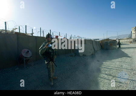 U.S. 1st Sgt. Johnny Hamilton, 101. Sitz Sitz Battalion Operations Company, First Sergeant, nimmt Verantwortlichkeit des gesamten Personals verlassen FOB Lightning, Afghanistan, nachdem nahe dem Eingang, 5. Dezember 2010 in improvisierten Sprengsatz gezündet. Stockfoto