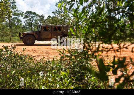 US-Air Force Tactical Air Control Partei Auszubildende fahren einen Humvee während einer Übung Bereich auf Eglin Air Force Base, 28. September 2012. Auszubildenden durchlaufen eine einwöchige FTX zu lernen, die richtigen Fähigkeiten zu überleben in den Wäldern mit einem Kompass, Karte und GPS. Flieger 1. Klasse Christopher Williams) Stockfoto