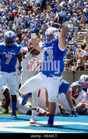 Luftwaffe volle Rückseite feiert Shane Davern, im zweiten Jahr nach der rauschenden für einen Touchdown während der U.S. Air Force Academy 2014 nach Hause Auftaktspiel gegen Nicholls State, 30. August 2014 im Falcon Stadium in Colorado Springs, Colorado Die Falcons besiegten die Colonels 44-16.  (US Air Force/Foto Jason Gutierrez) Stockfoto