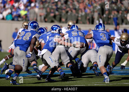 Senior Quarterback übergibt Kale Pearson wie die US Air Force Academy Falcons der U.S. Naval Academy bei der Akademie Falcon Stadium 4. Oktober 2014 erfüllt. Luftwaffe besiegt Marine 30-21 in Colorado Springs, Colorado (Luftwaffe Foto/Mike Kaplan) Stockfoto