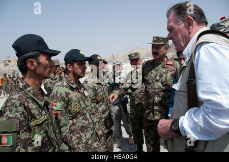 100830-F-1020B-008.jpg Kabul - General (Ret) John Keane, senior Mentor, General David H. Petraeus, Kommandeur International Security Assistance Force, Gespräche mit afghanischen Nationalarmee Instruktoren in Kabul Military Training Center 30. August 2010. Keane, besuchte ein ehemaliger stellvertretender Stabschef der Armee das Zentrum NATO Training Mission - Afghanistan und die Entwicklung der afghanischen nationalen Sicherheitskräfte kennenlernen.  Staff Sgt Sarah Brown /) Stockfoto