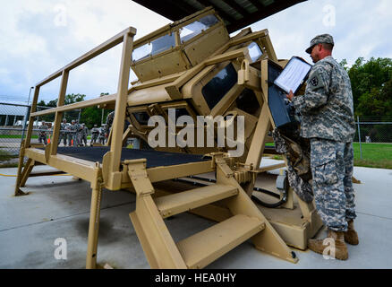 US Army Staff Sgt Edward Clarke, 53. Transport-Bataillon (Bewegungskontrolle), 7. Transport-Brigade (Expeditionary) Cargo Spezialist überwacht Soldaten, wie sie Humvee Rollover-Ausbildung in Fort Eustis, Virginia, 15. Oktober 2014 durchzuführen. Die 53. Transport Battalion (MC) spezialisiert sich auf die Bewegung von Soldaten, Geräten und anderen wichtigen Ressourcen an verteilten Standorten.  Senior Airman Kayla Newman Stockfoto