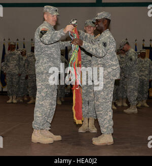 US Army Lieutenant Colonel Kevin Baird, 53. Transport-Bataillon (Bewegungskontrolle), Hauptsitz und zentrale Abteilung, 7. Transport-Brigade (Expeditionary) Kommandant und 1st Sgt. Calvin Liggons, 53. Trans Btn. Befehl Sergeant-Major, uncase die Ablösung Guidon während einer Umschichtung Zeremonie in Fort Eustis, Virginia, 23. März 2015. Das Bataillon in Westafrika für Operation Vereinigte Unterstützung bereitgestellt.  Staff Sgt Teresa J. Cleveland Stockfoto