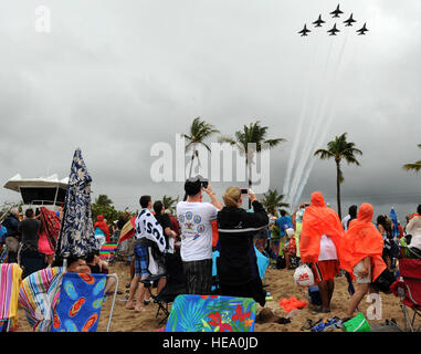 Der US-Air Force Air Demonstration Squadron "Thunderbirds" durchführen der Delta-Opener während der Lauderdale Air Show in Fort Lauderdale, Florida, 28. April 2012. Staff Sgt Larry E. Reid Jr., veröffentlicht) Stockfoto