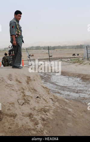 HERAT, Afghanistan--ein Streifenpolizist aus der Afghanischen Nationalpolizei bewacht einen Eingang zu einem International Security Assistance Force (ISAF) nach vorn Betrieb Bas, Bala Murghab, 27. September 2008.   ISAF ist Unterstützung die afghanische Regierung bei der Ausweitung und Ausübung seiner Autorität und Einfluss über das Land, Schaffung der Voraussetzungen zur Stabilisierung und zum Wiederaufbau. (ISAF US Luftwaffe TSgt Laura K. Smith) (freigegeben) Stockfoto