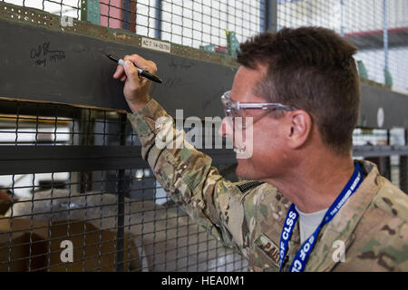 Oberst Tom Palenske, Kommandeur der 1st Special Operations Wing, unterschreibt eine MC-130J Commando II Flugzeuge Teil bei Lockheed Martin in Crestview, Florida, 24. Oktober 2016. Die Commando II-Flotte wird geändert zu AC-130J Ghostrider Kampfhubschrauber, die 1. Sau mit verbesserten Luftnahunterstützung und Air Interdiction Fähigkeiten.  Airman 1st Class Joseph Pick) Stockfoto